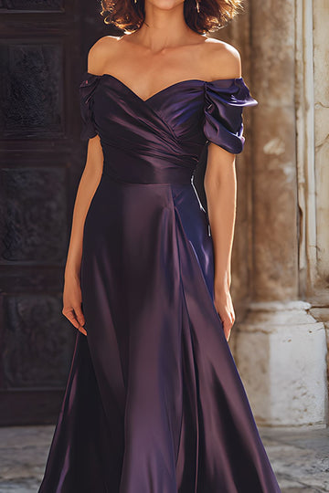 Robe longue de mère de mariée en satin fourreau prune à épaules dénudées